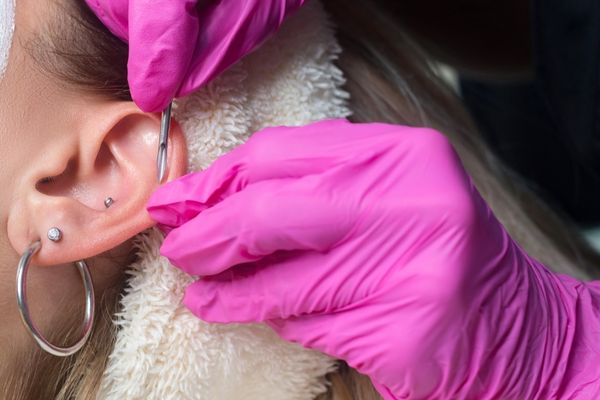 Việc bấm lỗ tai không đúng cũng có thể gây nên bệnh ở tai